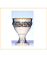 Cáliz de plata con corona de espinas en relieve