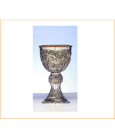 Cáliz de plata con uvas en relieve