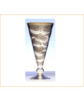 Cáliz moderno de plata con base circular