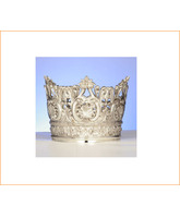 Corona de plata con elementos litúrgicos en relieve