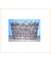 Corona de plata decorada con elementos litúrgicos