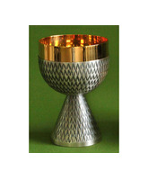Cáliz en metal cincelado con baño de oro