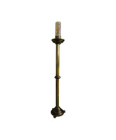 Candelero de pie con decoración sencilla