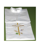 Alba blanca con Cruz, JHS, espigas y uvas bordadas