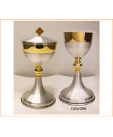 Cáliz de metal con baño de oro en nudo y copa