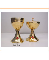Cáliz con baño de oro y cruz griega roja esmaltada