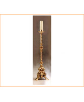 Candelero de pie fabricado en bronce de 115 cm. de altura