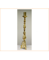 Candelero de pie en bronce con base triangular
