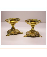 Candelero de mesa con motivos litúrgicos en la base