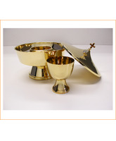 Cáliz y copón de metal con baño de oro interior