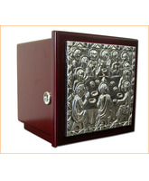 Sagrario de madera y metal con la Santa Cena grabada