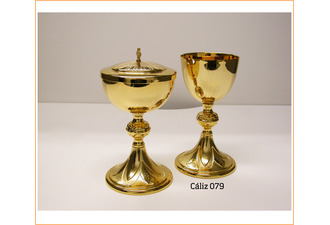 Cáliz de 17,50 cm. de altura fabricado en metal con baño dorado
