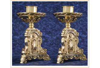 Candelero de mesa en bronce con imágenes grabadas