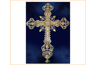 Cruz en bronce con INRI y elementos litúrgicos