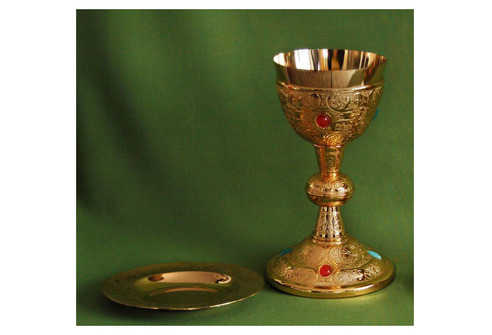Cáliz con baño de oro y piedras incrustadas