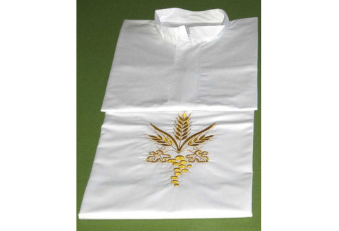 Alba blanca con espigas y uvas bordadas