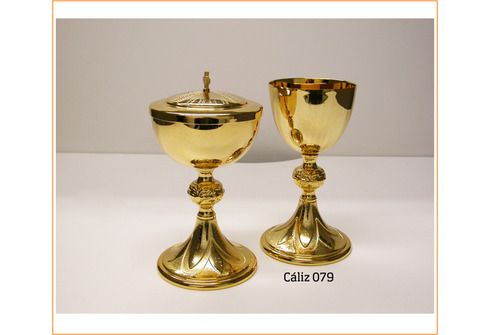 Cáliz de 17,50 cm. de altura fabricado en metal con baño dorado