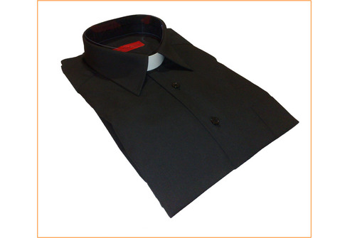 Camisa sacerdotal negra con cuello pala