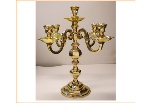 Candelabro de bronce pulido para cinco velas
