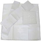 Conjunto de altar con IHS bordado en hilo blanco