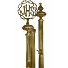 Vara porta estandarte de bronce con IHS