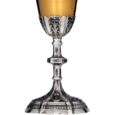Cáliz de plata con pie, nudo y copa cincelados