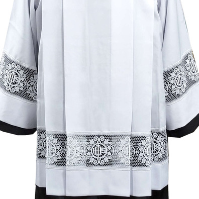 Roquete blanco con puntilla IHS