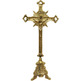 Crucifijo de mesa con decoración en relieve
