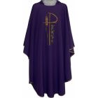 Casulla de poliéster disponible en cuatro colores morado