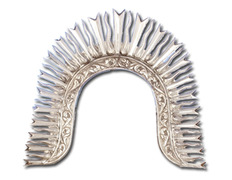 Añadir a la cesta Aureola de plata con diadema ornamentada en relieve Aureola de plata con diadema ornamentada en relieve