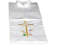 Alba blanca con Cruz, IHS, espigas y uvas bordadas