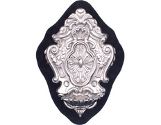 Benditera de plata con elementos litúrgicos en relieve