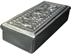 Caja para llaves fabricada en metal plateado