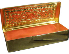 Caja para llaves fabricada en metal dorado