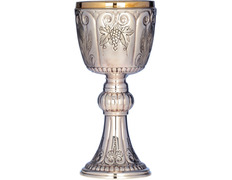 Cáliz de plata con uvas y espigas grabadas
