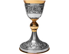 Cáliz de metal decorado con JHS