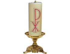 Candelero de mesa con vela y motivos litúrgicos en la base