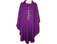 Casulla de poliéster bordada con ribetes dorados morado