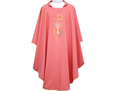 Casulla con ribetes rosa