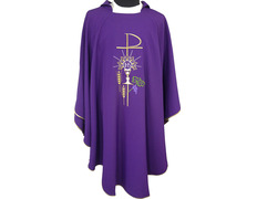 Casulla con ribetes morado