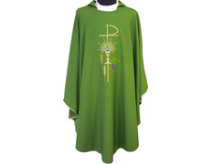 Casulla con ribetes verde