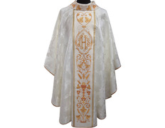 Añadir a la cesta Casulla bordada en cuello y estolón central beige Casulla bordada en cuello y estolón central beige