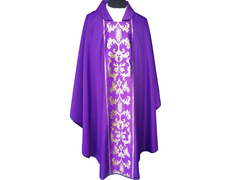 Casulla con estolón con decoración dorada morado