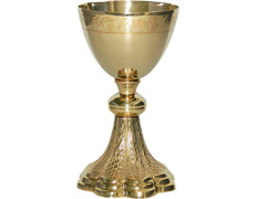 Cáliz de metal dorado con uvas y espigas