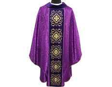Casulla con cuello y estolón de terciopelo morado