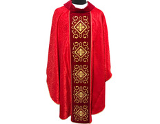 Casulla con cuello y estolón de terciopelo rojo