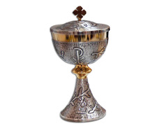 Copón con cordero y crismón grabados