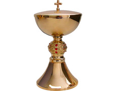 Copón con baño de oro y piedras rojas en el nudo