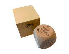 Dado de bendecir fabricado en madera de pino