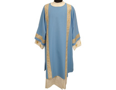 Dalmática diaconal decorada con galones dorados azul